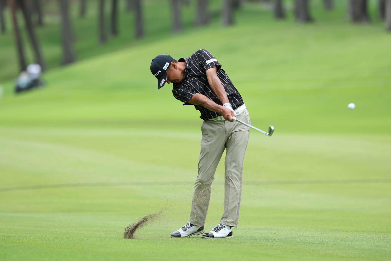 プレーオフで第2打を放つ岩田（撮影・河田真司）