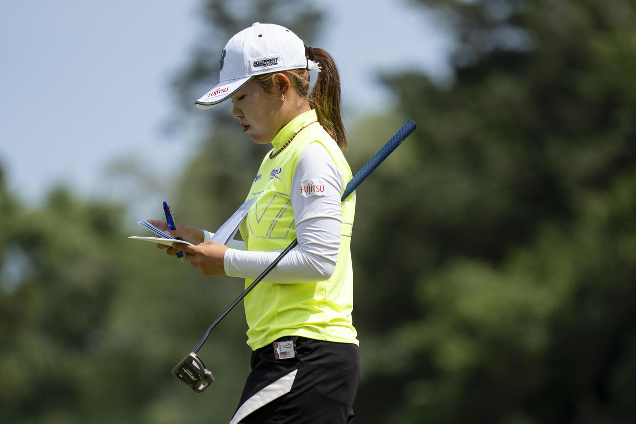 ショップライトLPGAクラシック最終日、13番でメモに目を通す古江（AP）