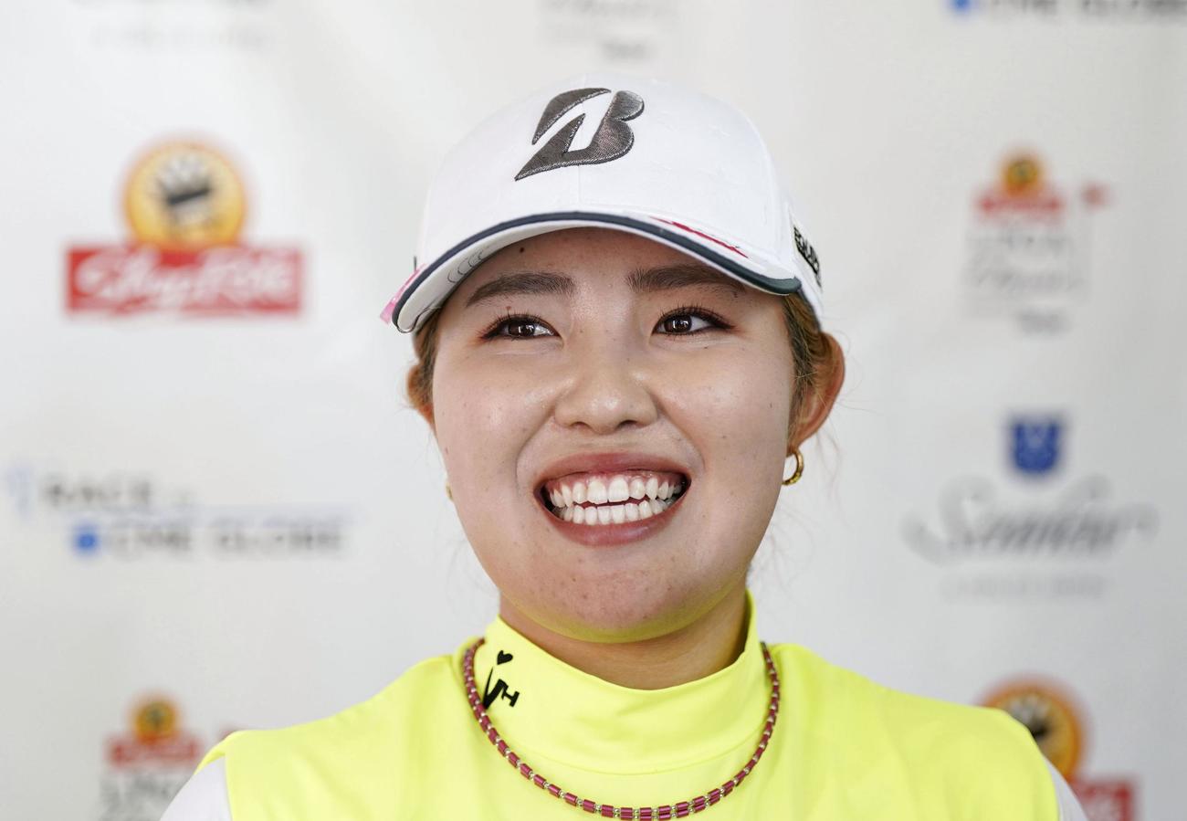 記者会見で笑顔を見せる古江彩佳。通算13アンダーで2位（共同）