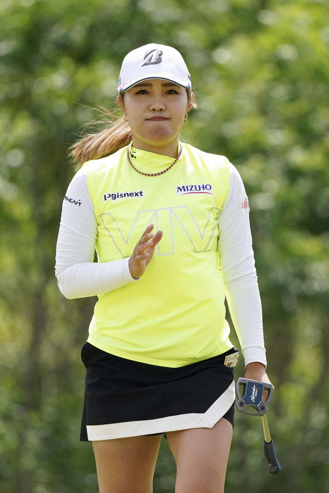 最終ラウンド、14番でパーパットを決め、拍手に応える古江彩佳。通算13アンダーで2位（共同）