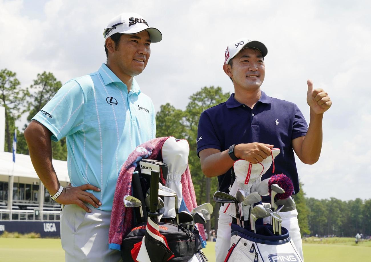 練習ラウンドで写真を撮る松山英樹（左）と金谷拓実（共同）