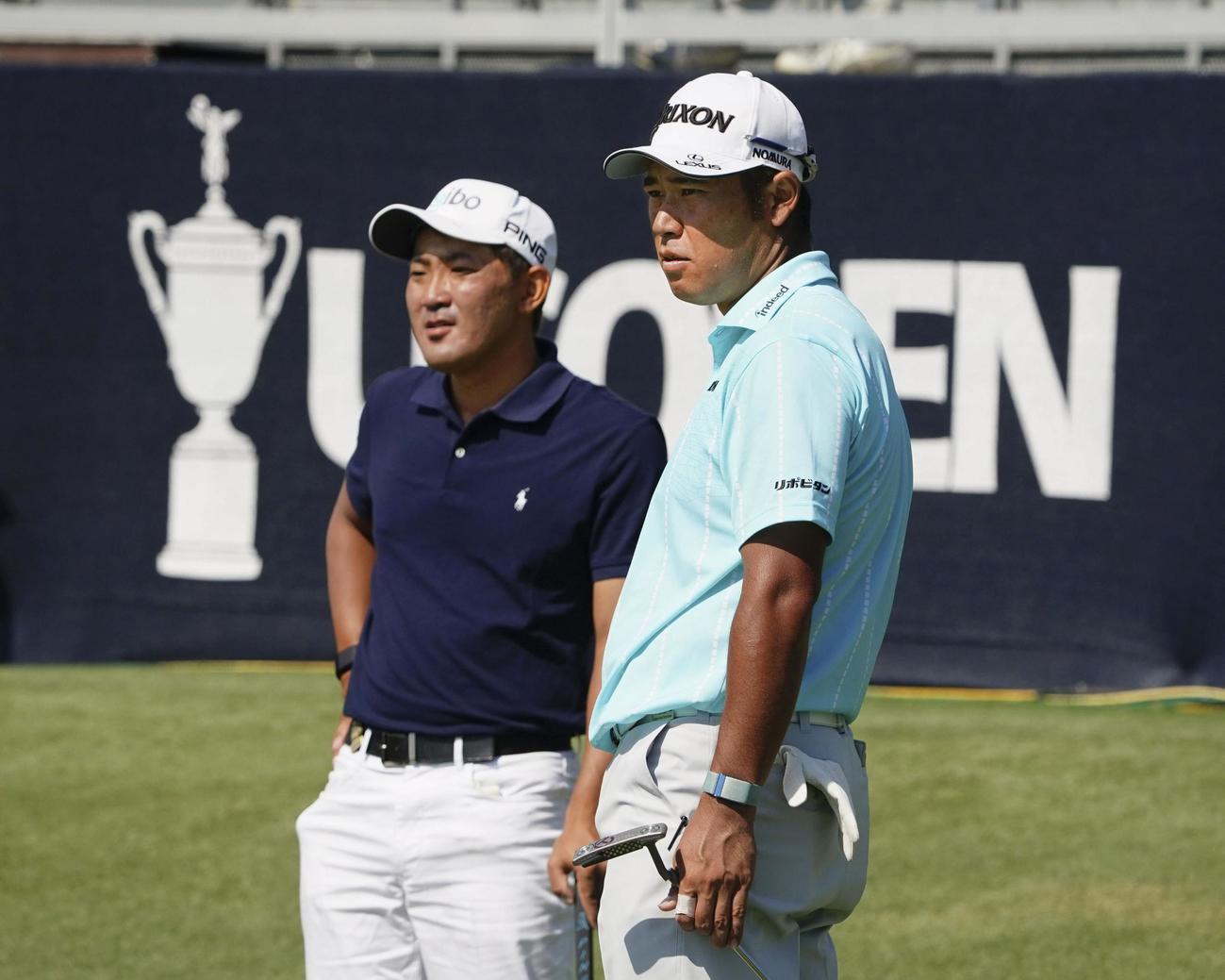 練習ラウンドのグリーン上で言葉を交わす金谷拓実（左）と松山英樹＝パインハースト・リゾート（共同）