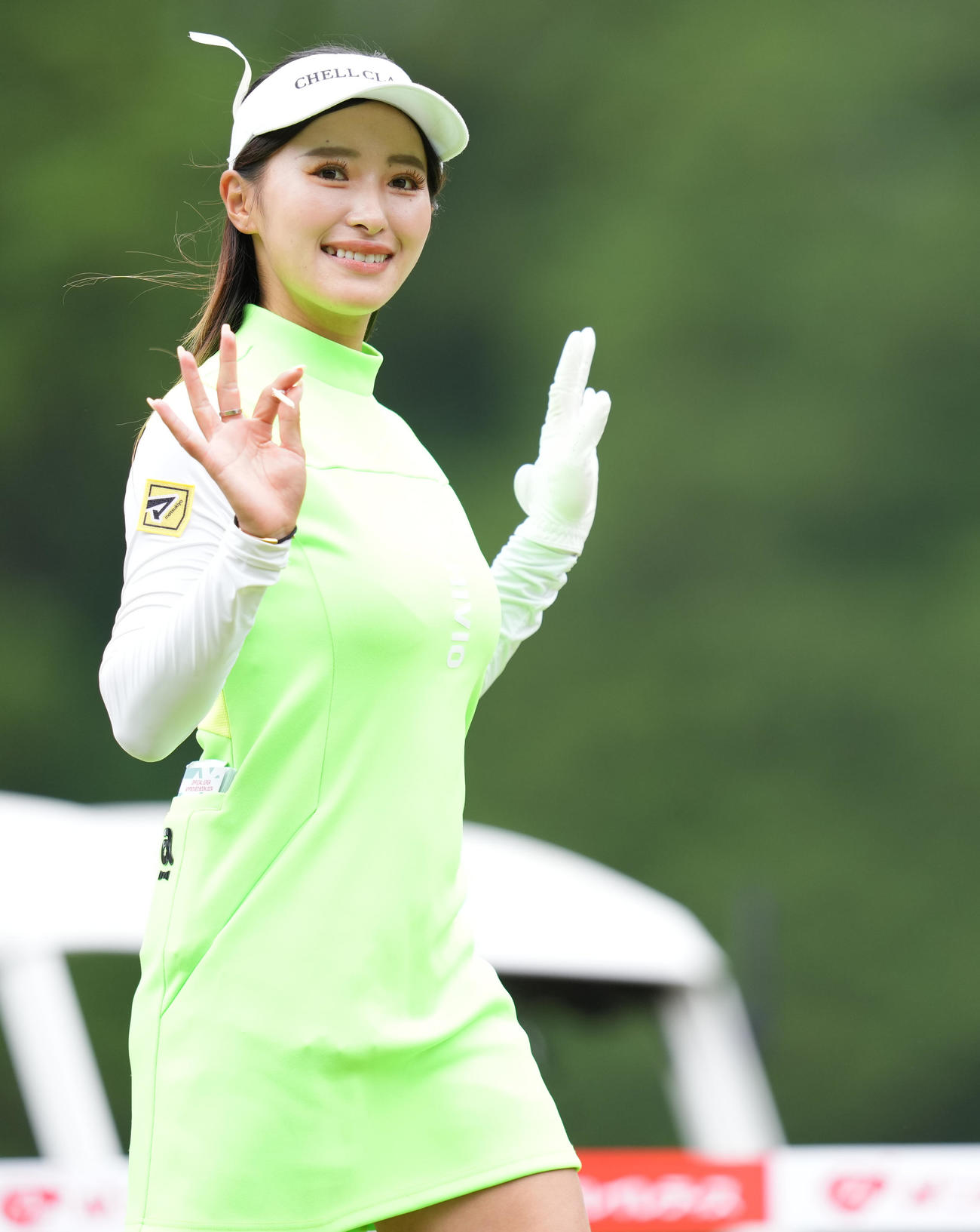 プロアマ戦で手を振る臼井麗香（撮影・鈴木みどり）