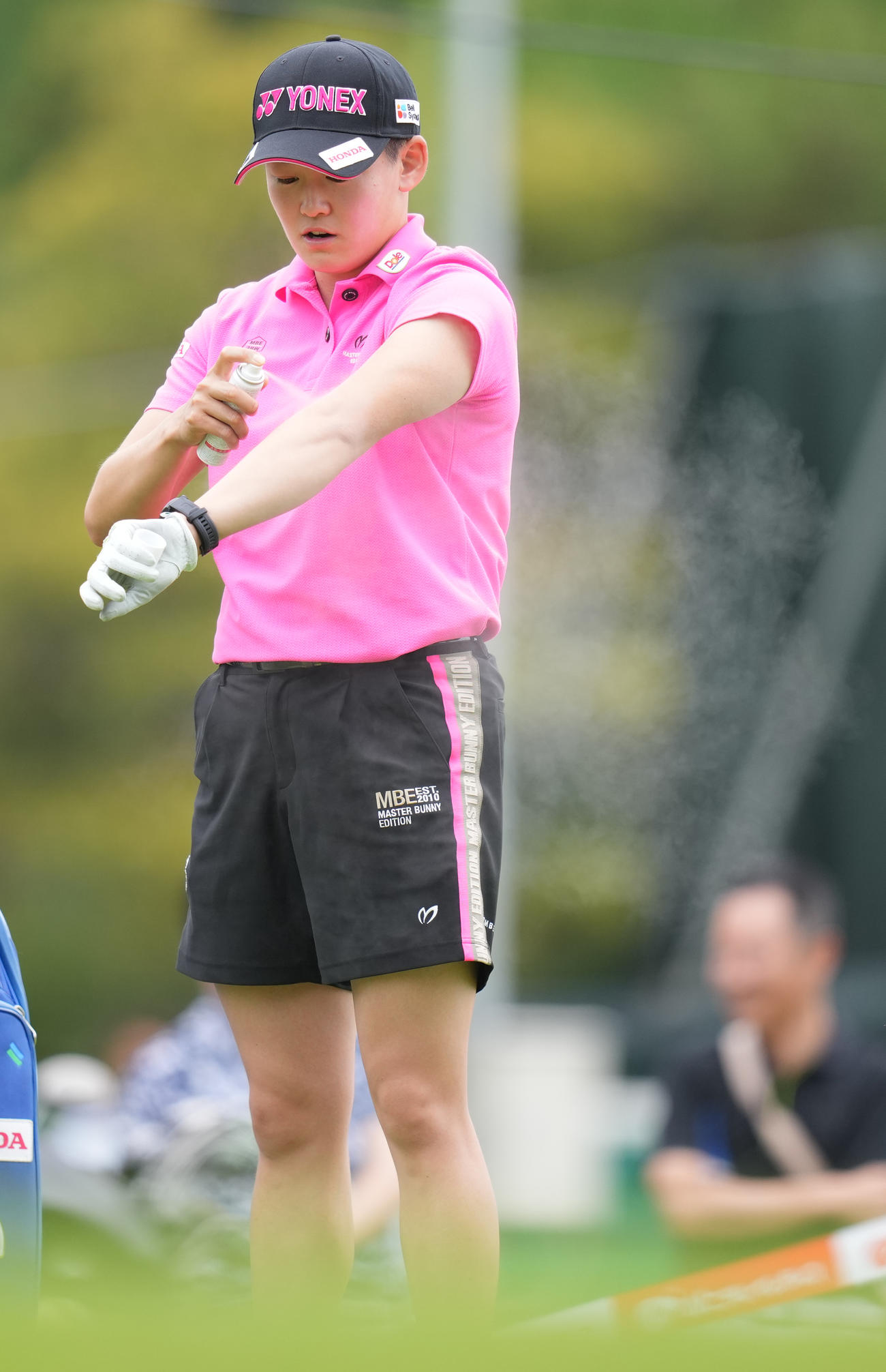 プロアマ戦でスプレーする岩井明（撮影・鈴木みどり）