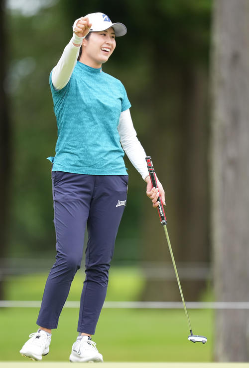 プロアマ戦でガッツポーズする大里（撮影・鈴木みどり）