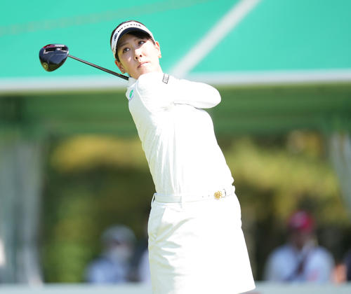 1番、ティーショットを放つ福田（撮影・鈴木みどり）