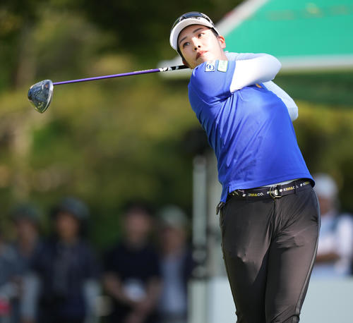 1番、ティーショットを放つ浜田（撮影・鈴木みどり）