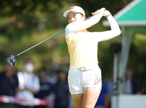 1番、ティーショットを放つ佐藤（撮影・鈴木みどり）