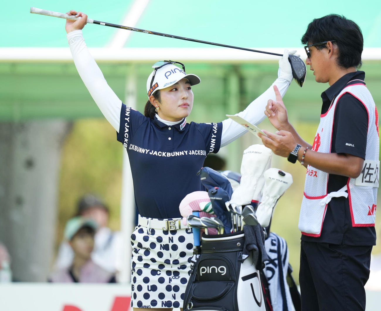 1番、ストレッチする佐久間（撮影・鈴木みどり）