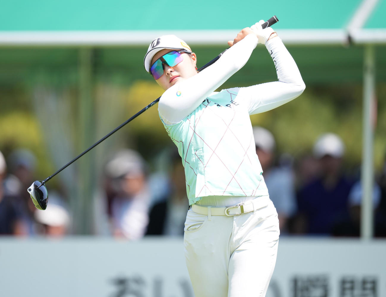 1番、ティーショットを放つ高橋（撮影・鈴木みどり）