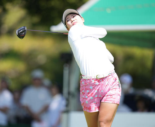 1番、ティーショットを放つ桜井（撮影・鈴木みどり）