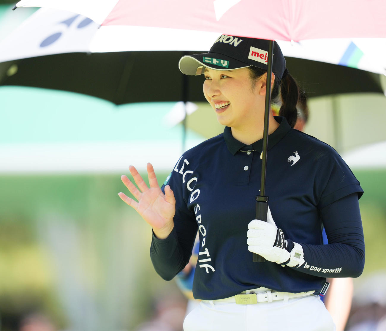 1番、手を振る小祝（撮影・鈴木みどり）