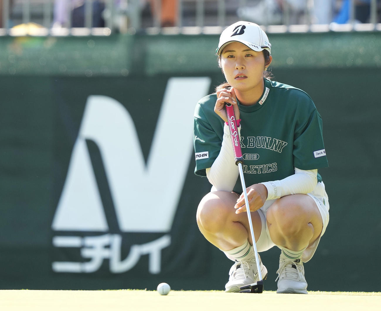 18番、ラインを読む大里（撮影・鈴木みどり）