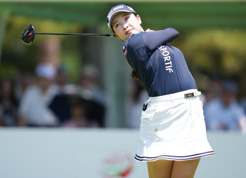 1番、ティーショットを放つ小祝（撮影・鈴木みどり）