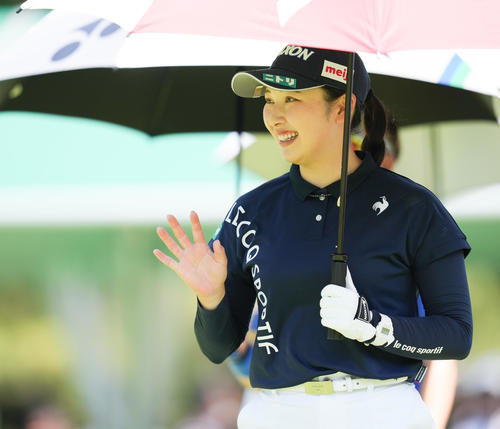 1番、手を振る小祝（撮影・鈴木みどり）