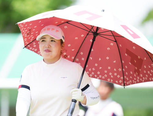 1番、傘をさし移動する小林光（撮影・鈴木みどり）