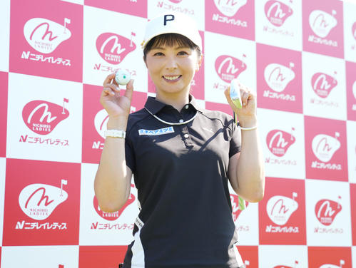 11番でホールインワンを達成し、記念撮影で笑顔の菊地（撮影・鈴木みどり）