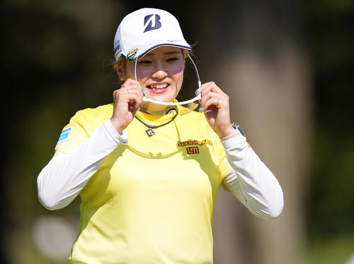 ホールアウトし、サングラスを外す桑木（撮影・鈴木みどり）