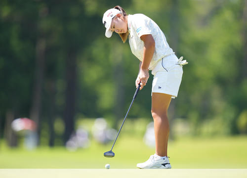 9番、パットを放つ小林夢（撮影・鈴木みどり）