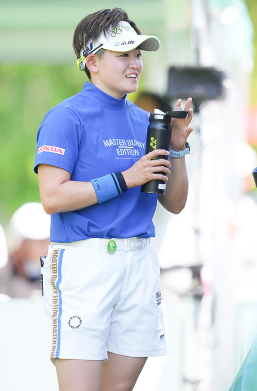 1番、水筒を手に笑顔の岩井明（撮影・鈴木みどり）