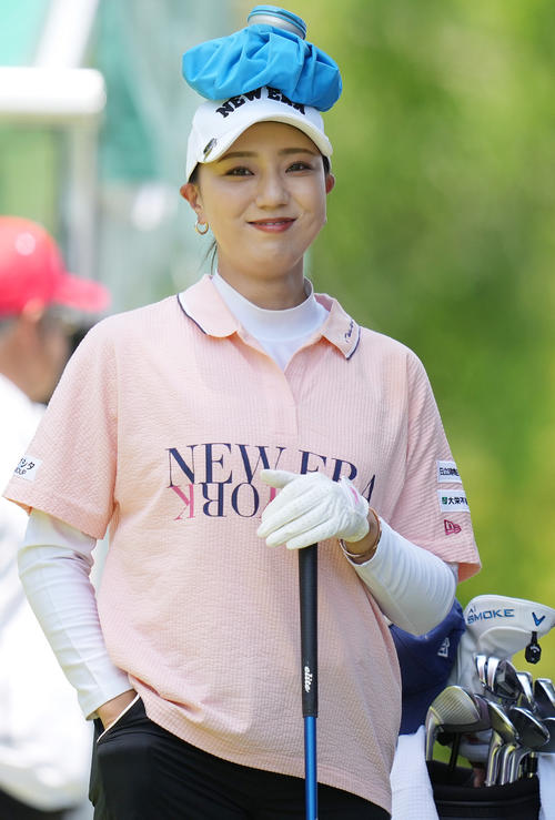 1番、頭に氷のうを乗せ笑顔の宮田（撮影・鈴木みどり）