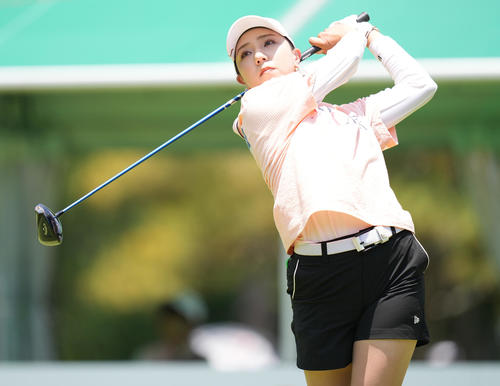 1番、ティーショットを放つ宮田（撮影・鈴木みどり）