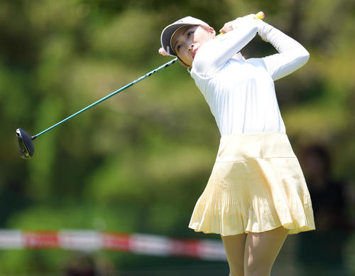 1番、ティーショットを放つ大出（撮影・鈴木みどり）