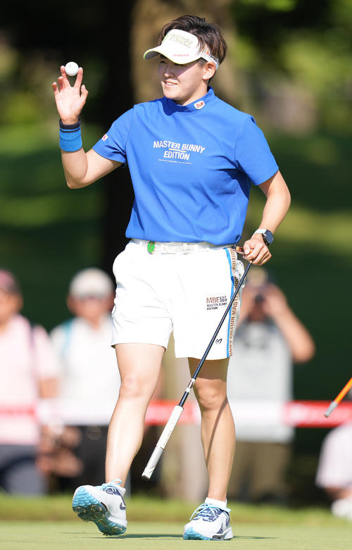 18番、ホールアウトし声援に応える岩井明（撮影・鈴木みどり）