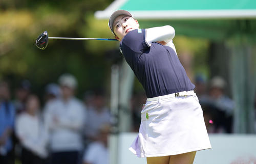 1番、ティーショットを放つ竹田（撮影・鈴木みどり）