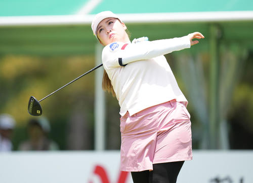 1番、ティーショットを放つ小林光（撮影・鈴木みどり）