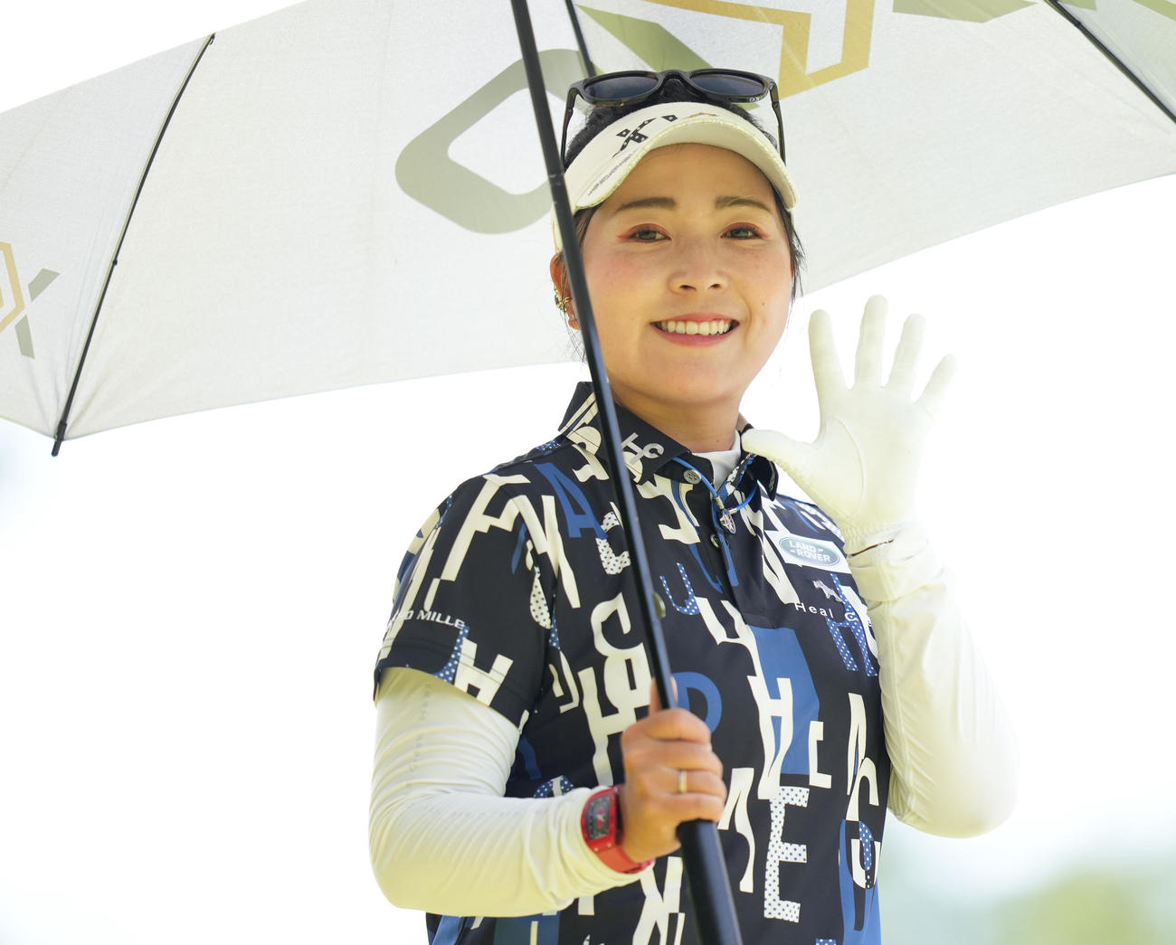 4番、笑顔で手を振る青木（撮影・鈴木みどり）