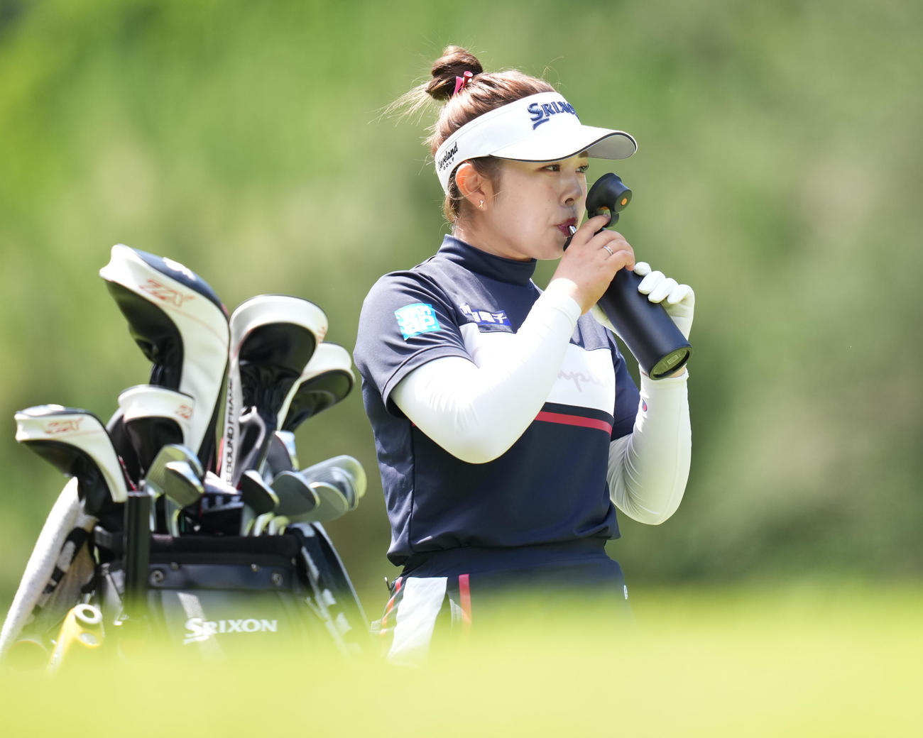 4番、水分補給する山下（撮影・鈴木みどり）