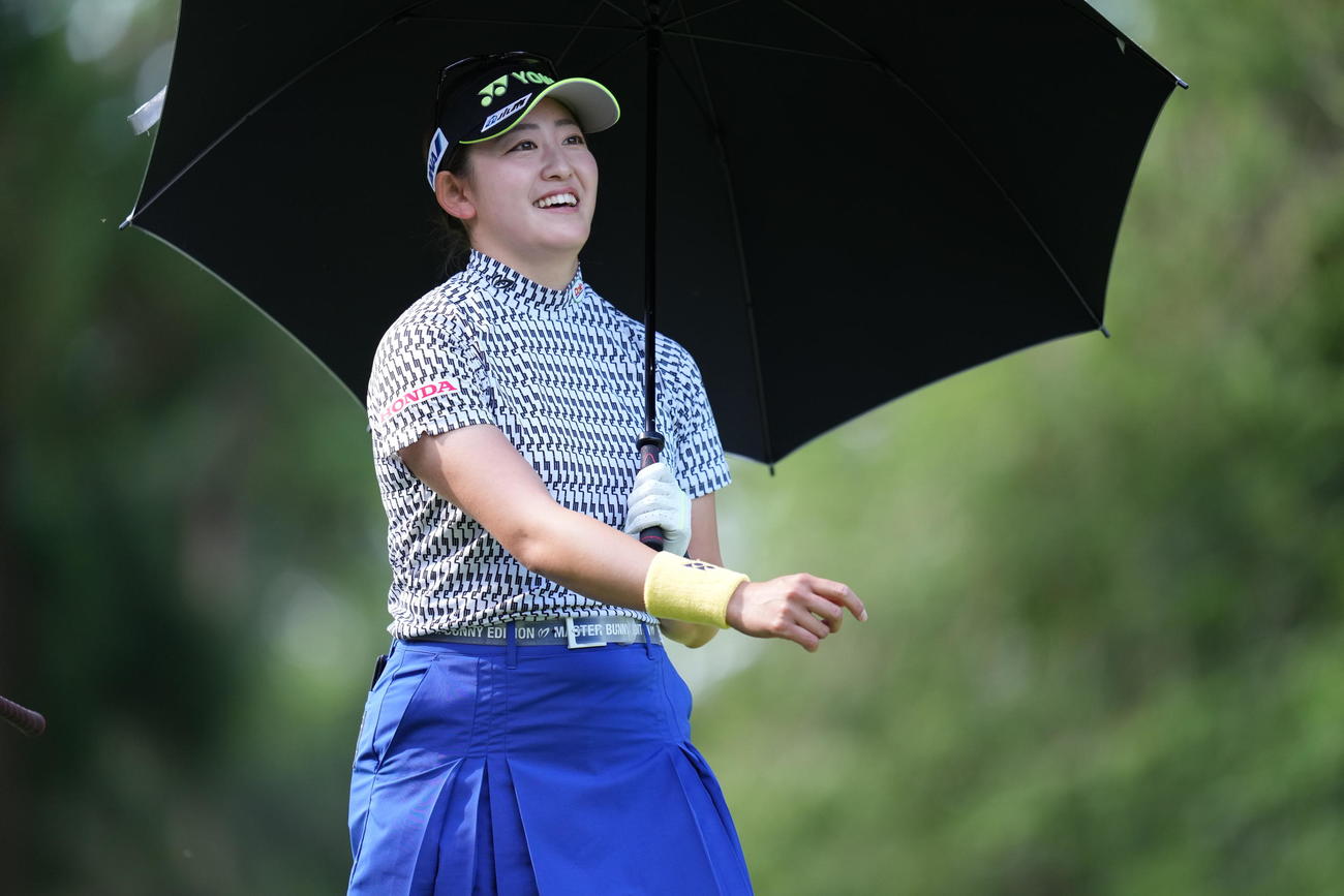 4番、笑顔で移動する岩井千怜（撮影・鈴木みどり）