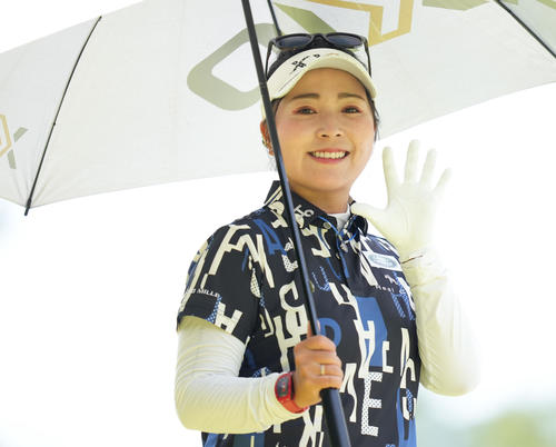 4番、笑顔で手を振る青木（撮影・鈴木みどり）
