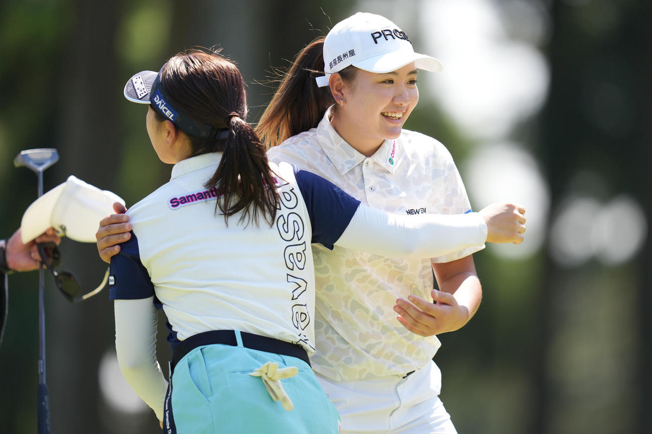 ホールアウトし、堀奈（左）と抱き合う小林夢（撮影・鈴木みどり）