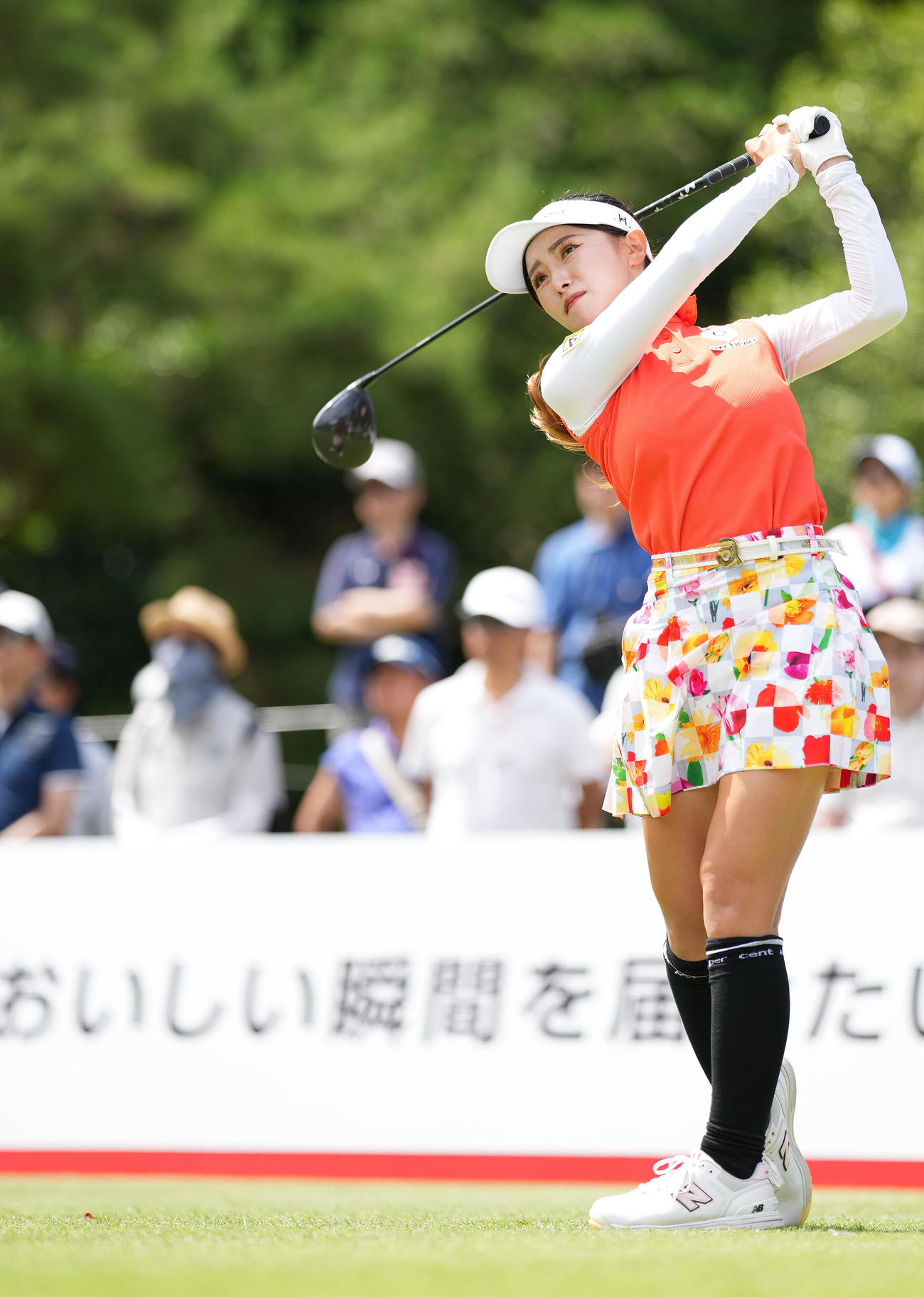 16番、ティーショットを放つ臼井（撮影・鈴木みどり）
