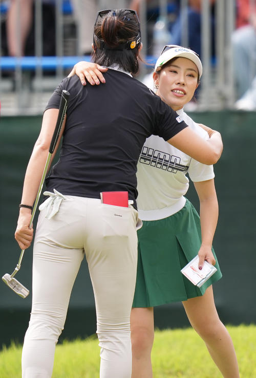 ホールアウトし、全美貞（左）と抱き合う木村（撮影・鈴木みどり）