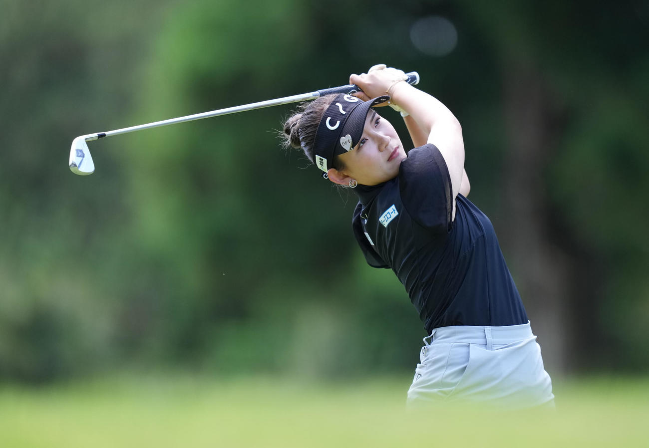 4番、ティーショットを放つ吉本（撮影・鈴木みどり）