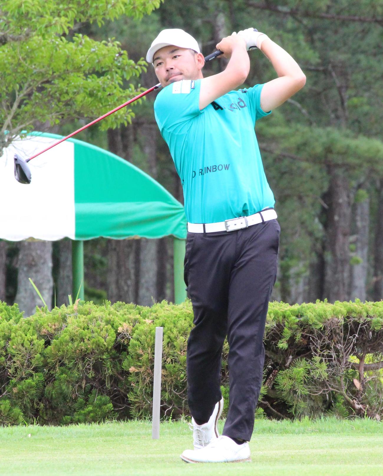 10番でティーショットする蛭川隆（撮影・菊川光一）