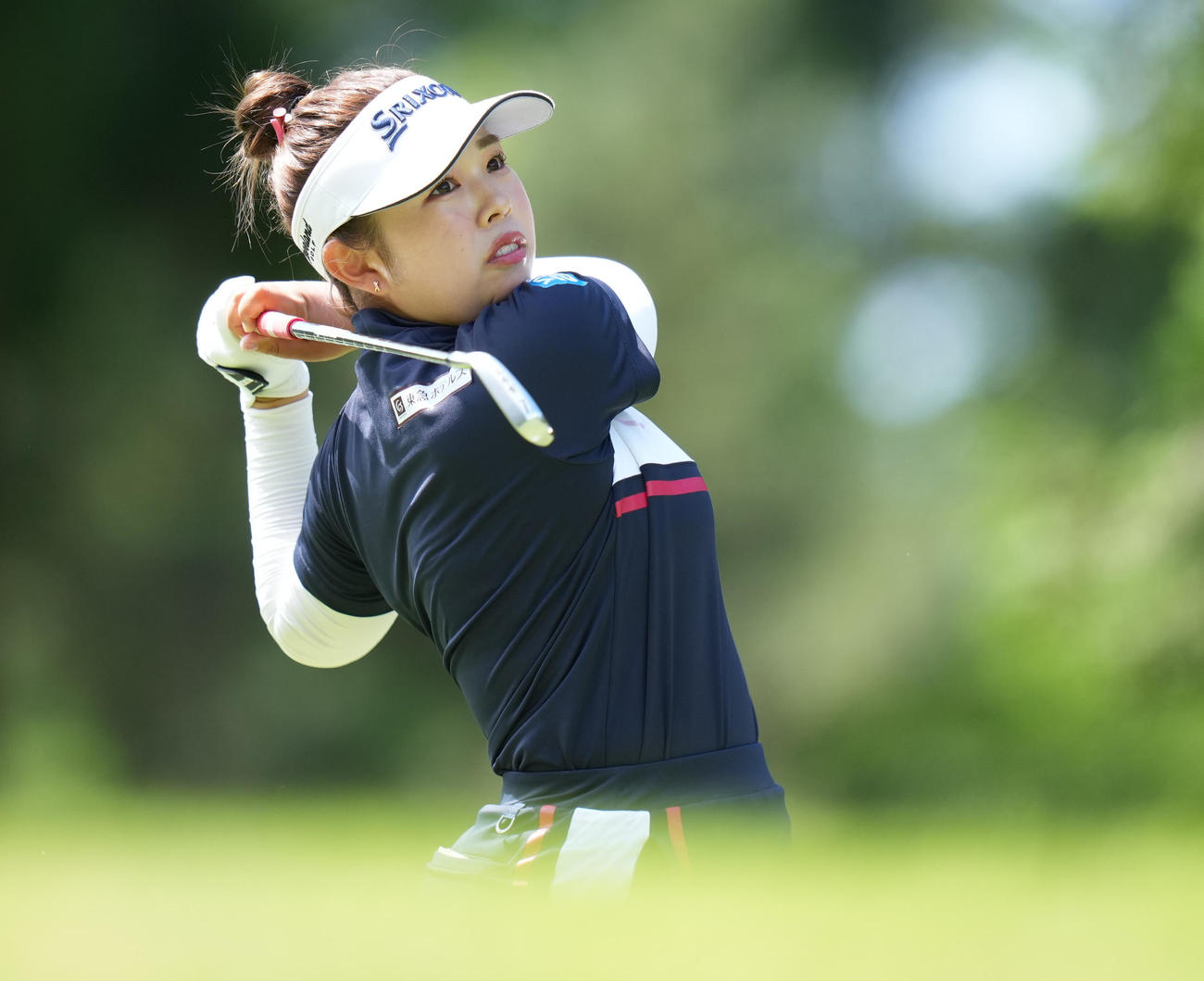 4番、ティーショットを放つ山下（撮影・鈴木みどり）
