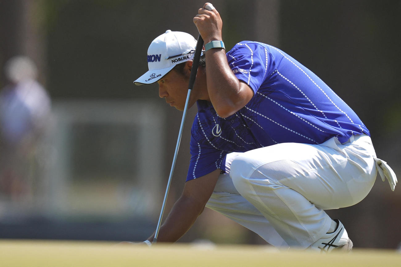 3番グリーンでボールをセットする松山英樹（USA TODAY Sports＝ロイター）