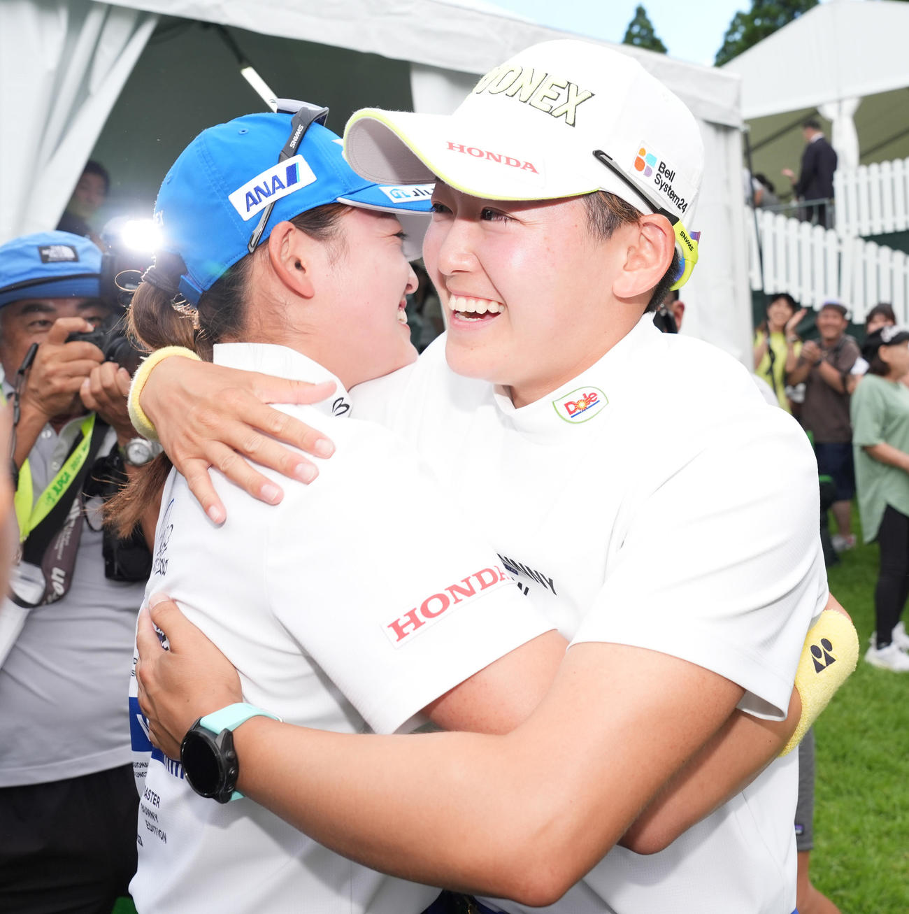 優勝した岩井明愛（右）は妹の千怜と抱き合って喜ぶ（撮影・鈴木みどり）