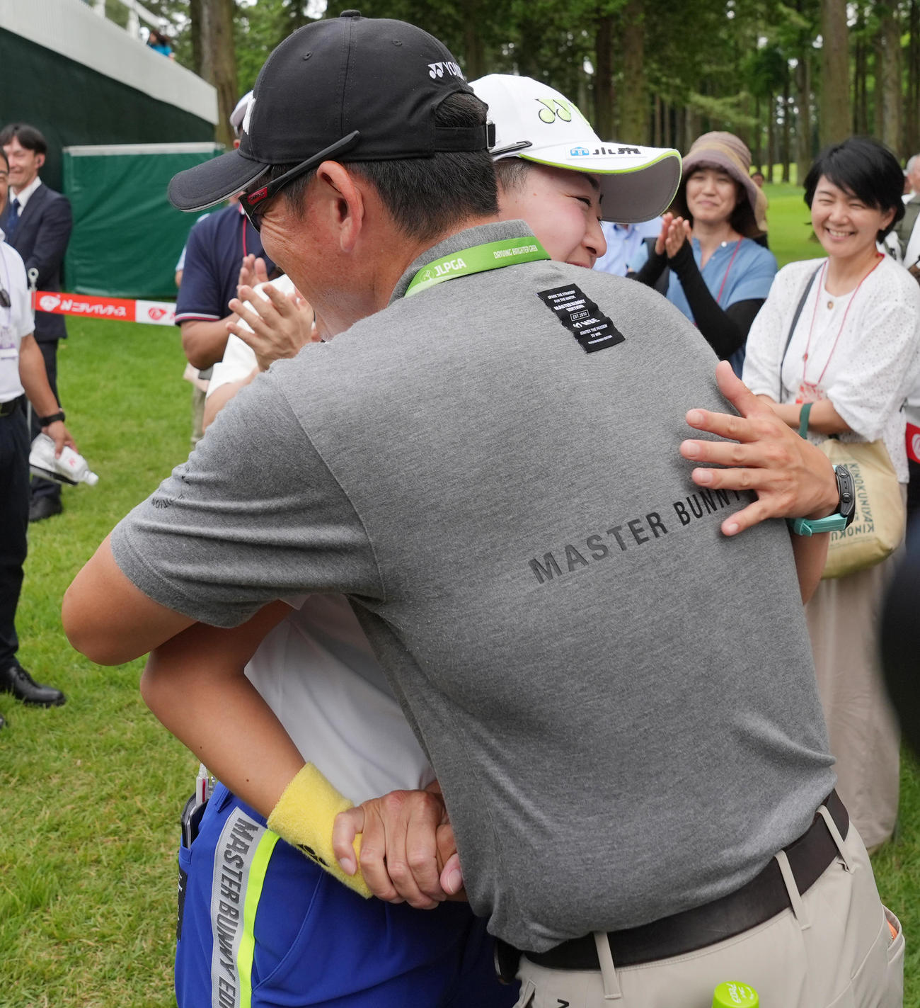 優勝した岩井明は父雄士さん（手前）と抱き合って喜ぶ（撮影・鈴木みどり）