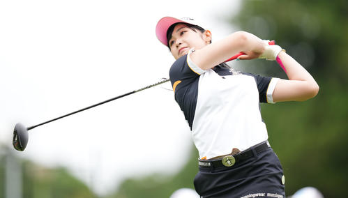 10番、ティーショットを放つ吉沢（撮影・鈴木みどり）