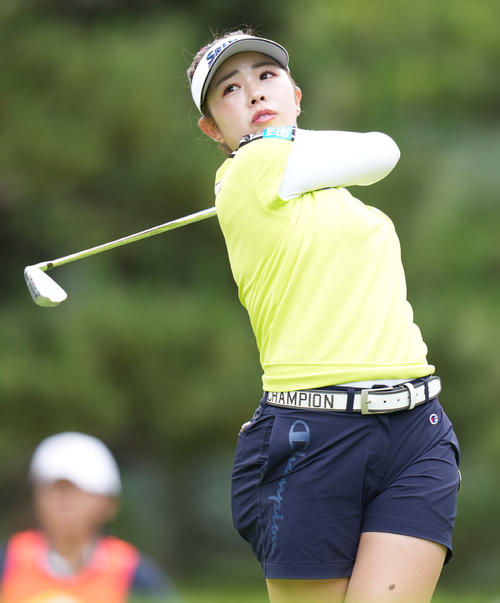 4番、ティーショットを山下（撮影・鈴木みどり）