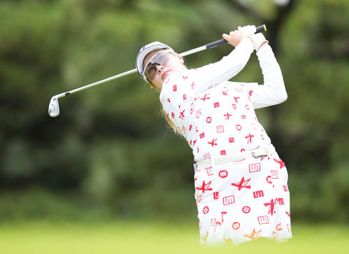 4番、ティーショットを放つ桑木（撮影・鈴木みどり）