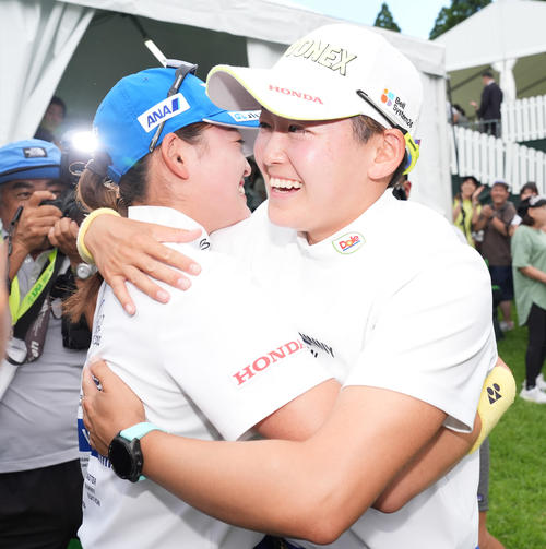 優勝した岩井明愛（右）は妹の千怜と抱き合って喜ぶ（撮影・鈴木みどり）