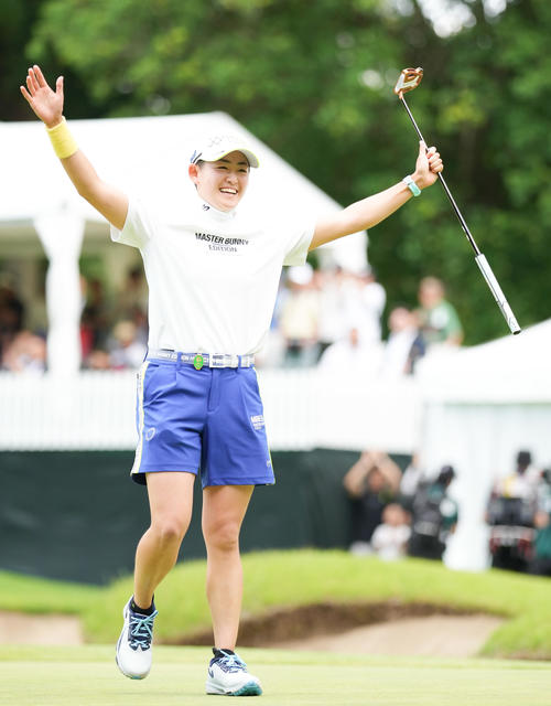 18番、バーディーパットを決めた岩井明は両手を広げ喜ぶ（撮影・鈴木みどり）