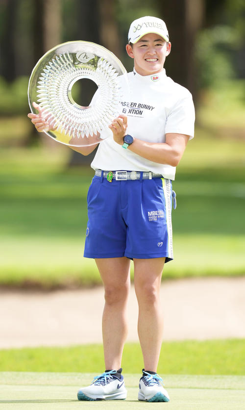 優勝した岩井明はシャーレを手に笑顔（撮影・鈴木みどり）