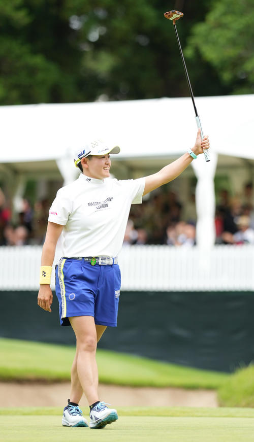 18番、バーディーパットを決めた岩井明はファンの声援に応える（撮影・鈴木みどり）